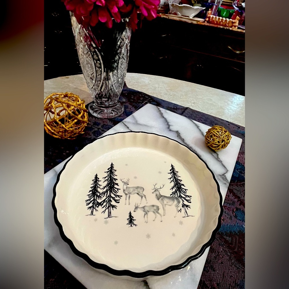 Grace Bake Shop Reindeer & Pine Tree Snowflake Scene Baking Dish Pie/Quiche NEW